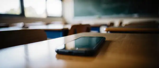 Смартфоны уходят на второй план: почему большинство родителей поддерживает запрет гаджетов в классах